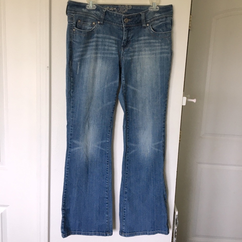 REFUGE• mid-rise straight leg faded jeans